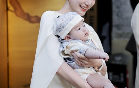 汪小菲马筱梅低调办百日宴，与前妻子女缺席引热议