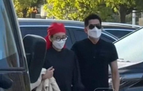 61岁郭富城陪39岁妻子方媛回安徽老家奔丧，遵从当地习俗头戴红孝帽