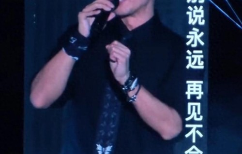 谢霆锋一身黑衣现身演唱会，一度眼含热泪，戴着父亲最爱的墨镜，向天空说谢谢你……