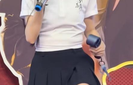 白鹿新剧开机仪式上不慎摔倒 平安无恙继续前行_娱乐频道_中华网