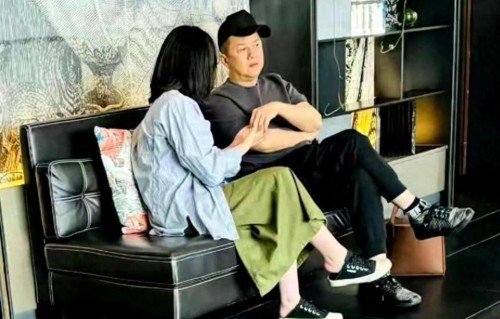 网友偶遇李亚鹏父女，李嫣根本就是王菲翻版！