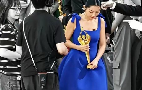 卫诗雅领奖时表情克制是因为嘴唇受伤吗？