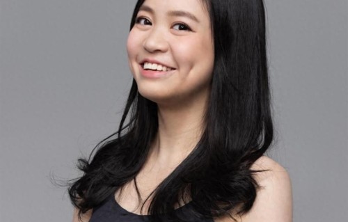 香港知名富豪的女儿刚大学毕业，颜值长得好看，遗传到父母好基因