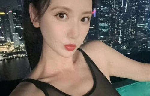 44岁张萌晒出泳池大片，与富豪老公结婚十年，身材依旧火辣！