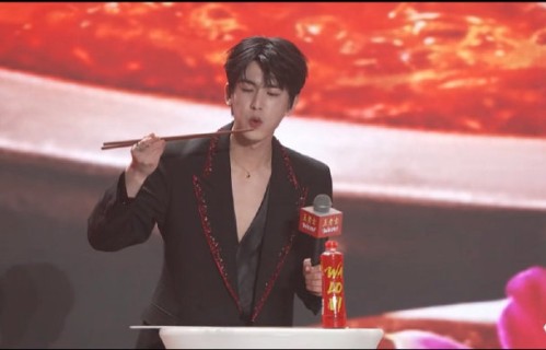 网友如何评价张凌赫的无脚本表演？