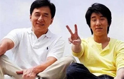 72岁成龙与43岁房祖名同游惠州苏东坡祠，父子坐一起休息场面罕见