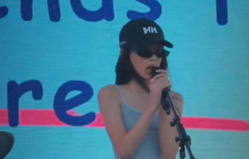 孙莉晒多妹学校音乐节表演，12岁这气场，又美又飒太有星味了