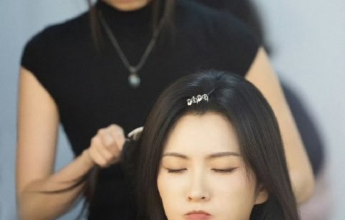 徐洁儿在直播中提到的队内民主投票选人是如何具体操作的？