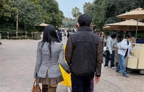 上海迪士尼的普通周末，伊能静秦昊一家的现身满是温情