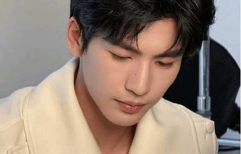 咖啡店闲坐，聊聊我眼里的张凌赫|理科生|杯垫|短句|星星|知识点