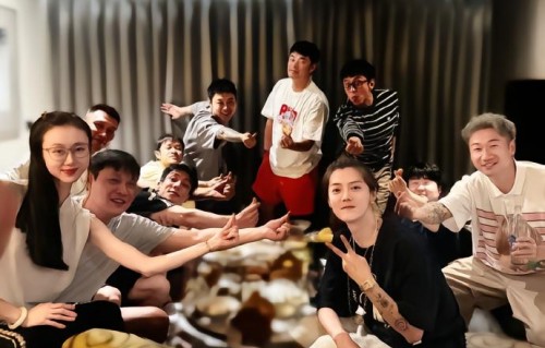 范志毅晒合照为鹿晗庆生，荣昊、易建联出镜|荣昊|范志毅|鹿晗|易建联|懂球帝