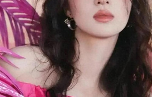 王楚然身穿枚粉色露肩上衣搭配半身裙，超级时尚洋气啊