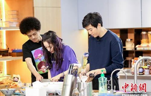 《青春旅社》A栋首遇满房“危机” 王源赵英俊四人挤一间-中国新闻网|李小璐|景甜|常远|东方卫视|节目