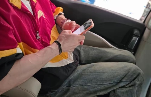 郭碧婷老爸偷拍女婿，向佐穿撞色外套配牛仔裤，侧脸像极了向华强