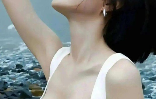 秦岚时尚写真大秀优越身材,精致曲线与修长美腿尽显,魅力十足|岁月|自律|腰臀|身形|白T恤
