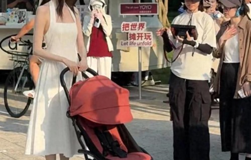 何穗阿那亚拍摄婴儿车广告，戴白色头巾皮肤很白，但颜值挺普通的