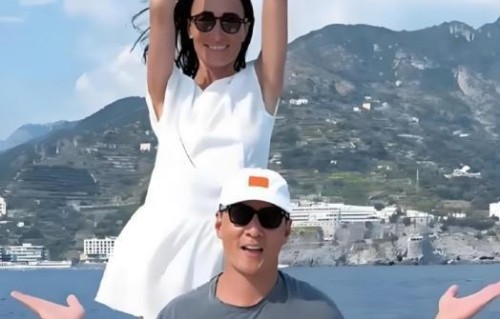 事出反常必有妖！吴彦祖妻子高调官宣复出，长相遭争议的背后另有不为人知的隐情