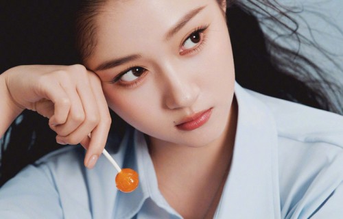 关晓彤学院风造型曝光，黑蝴蝶结棒棒糖吸睛