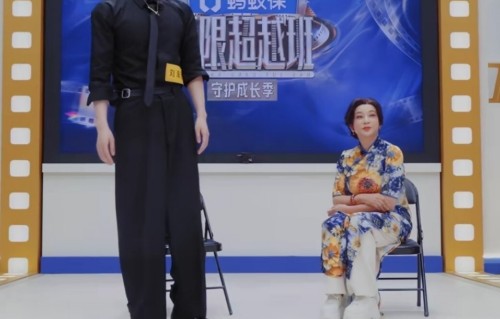 刘晓庆被31岁小鲜肉求爱，全场笑崩：这哪是情侣，这是奶奶哄孙子