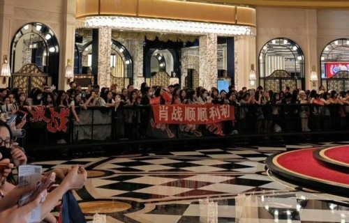 肖战亮相亚洲艺术电影节引发应援热潮