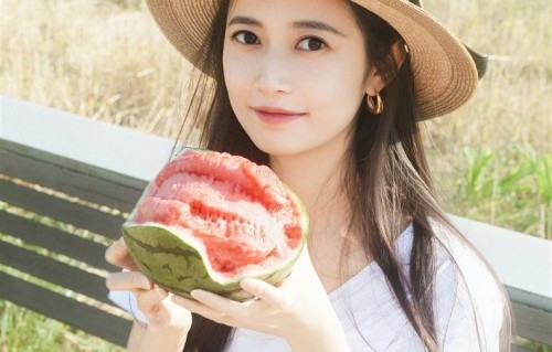 陈钰琪夏日写真，休闲套装贴合身形，演绎元气鲜活风貌