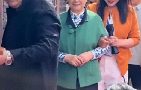 82岁左大玢回故乡河南，笑容慈善穿着朴素，与初恋丈夫婚姻超50年|左大玢|杨洁|河南省|湘剧|菩萨|观音