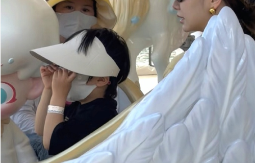 戚薇3岁儿子近照曝光，Seven安静乖巧，还穿姐姐旧衣