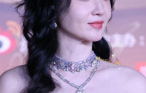 张萌红毯生图太绝！闪钻抹胸长裙华丽大气，尽显豪门姐姐气场