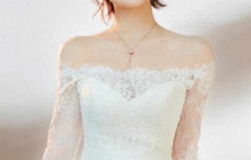 练练纯白缎面抹胸长裙亮相盛典，温婉优雅尽显曼妙身姿