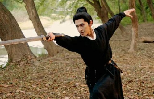 杨洋、章若楠《雨霖铃》8大看点! 战损版展昭帅出新高度，拳拳到肉还原极致武侠美学_江湖_Disney_玲珑