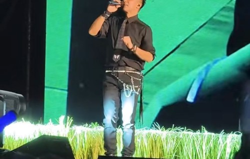 谢霆锋丧父后首开演唱会，唱到一半摘墨镜擦泪，现场歌迷跟着哭