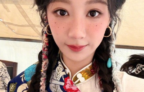 杨紫宠粉放大招！巴黎行程中连发18张自拍“交作业”，粉丝直呼惊喜