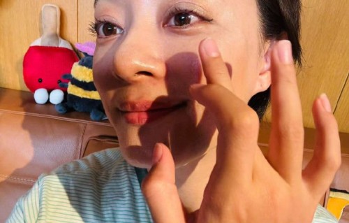 孙俪晒女儿化妆日常：小花一句高情商夸赞让她乐一天