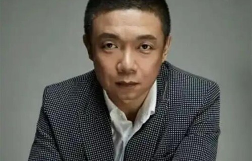 他俩竟然是夫妻！戏外娶了小12岁学生，恋爱16年后结婚，一家三口幸福无比