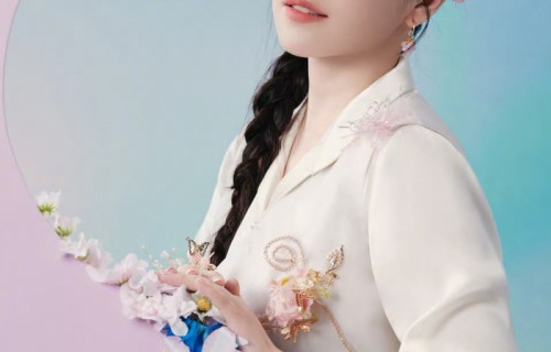 阚清子亮相引关注