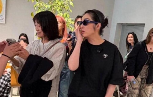 52岁杨千嬅在杭州一家咖啡馆被偶遇，她现实中真人看起来好年轻