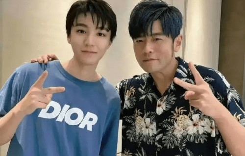 王俊凯连续11年为周杰伦庆生！手绘网球蛋糕求约课太好嗑|偶像|林俊杰|澳网|网球拍|生日