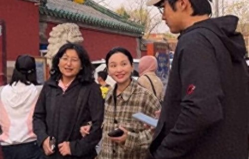 金莎主动挽婆婆手臂一起度假游玩，孙丞潇站在一旁面无表情