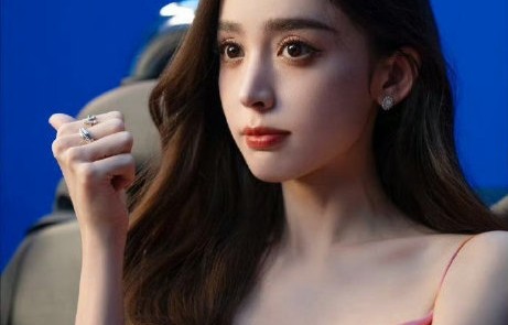 娜扎名字中多出的“尔”字是怎么来的？