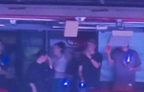 56岁王菲现身谢霆锋演唱会，高清镜头拍下她近照，无名指戒指抢镜