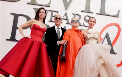 原班四人组20年后终合体，《穿普拉达的女王2》纽约首映礼，Lady Gaga全黑礼服惊艳助阵