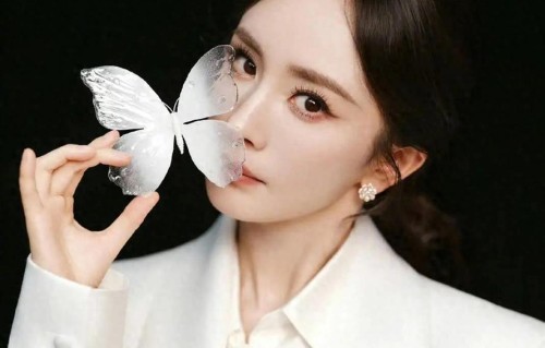 杨幂为君乐宝活动拍摄的宣传大片，整体造型高级又充满氛围感
