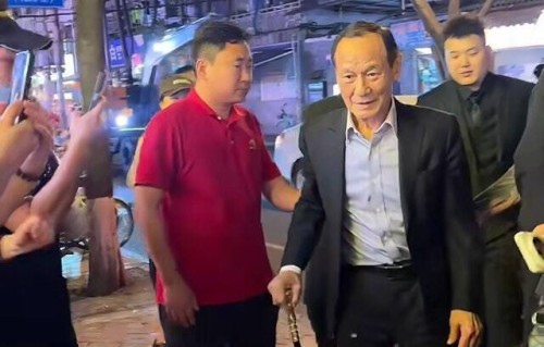 担心！82岁香港资深武打演员明显消瘦，双鬓眉毛全白，承认双脚出了问题