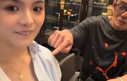 72岁香港老戏骨生活富贵，陪独生女挑金项链，曾炒股欠债二百多万