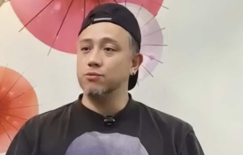 香港知名男星遭封杀四处欠债，二儿子患自闭症，5岁还不会说话