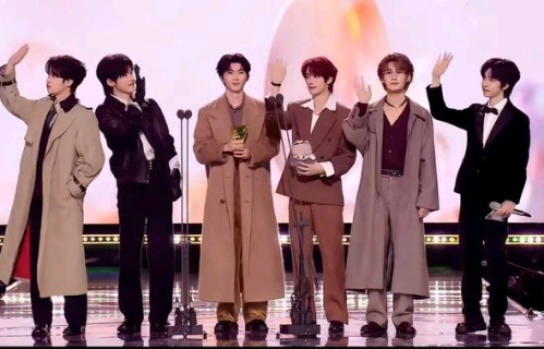 内娱男团天花板!时代少年团微博之夜封神,全员成年仍能合体杀疯