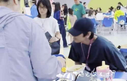 赵又廷参加女儿学校活动，单看又年轻又帅，歪头看女儿满是宠溺