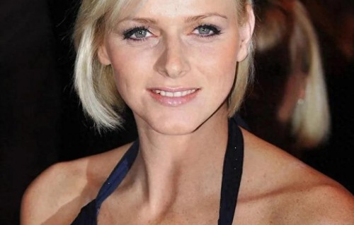 摩纳哥夏琳王妃玫瑰舞会历年造型：绿蕾丝礼服最美，波波头雷人