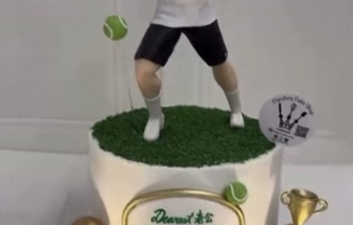 蔡卓妍为丈夫过33岁生日，夫妻低调庆祝吃蛋糕，结婚三个月仍甜蜜