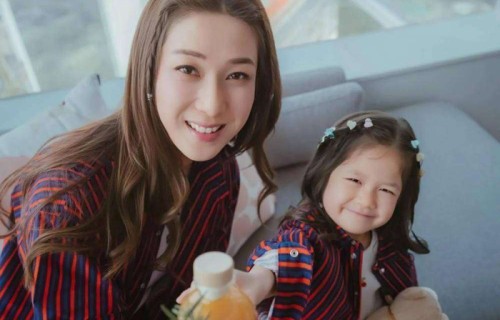 从TVB花旦到全职妈妈，钟嘉欣晒娃引回忆杀，网友：岁月不败美人